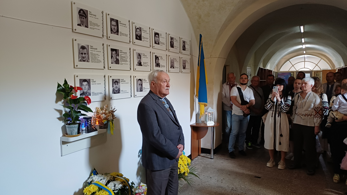 Фото з відкриття меморіальної таблиці
