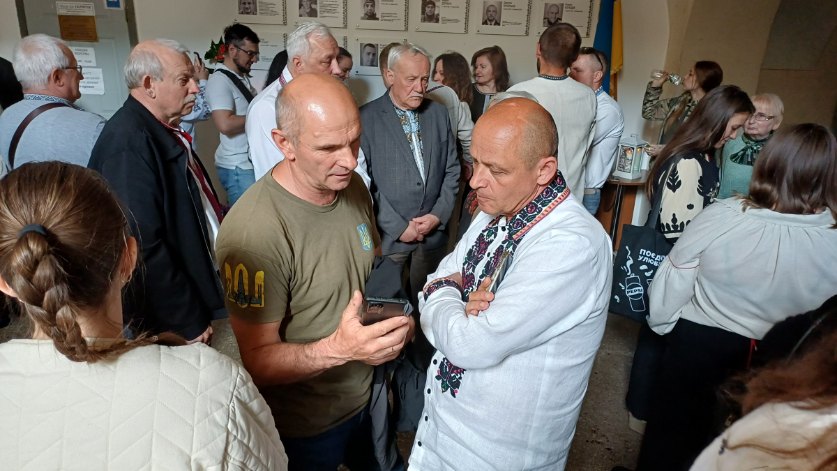 Фото з відкриття меморіальної таблиці