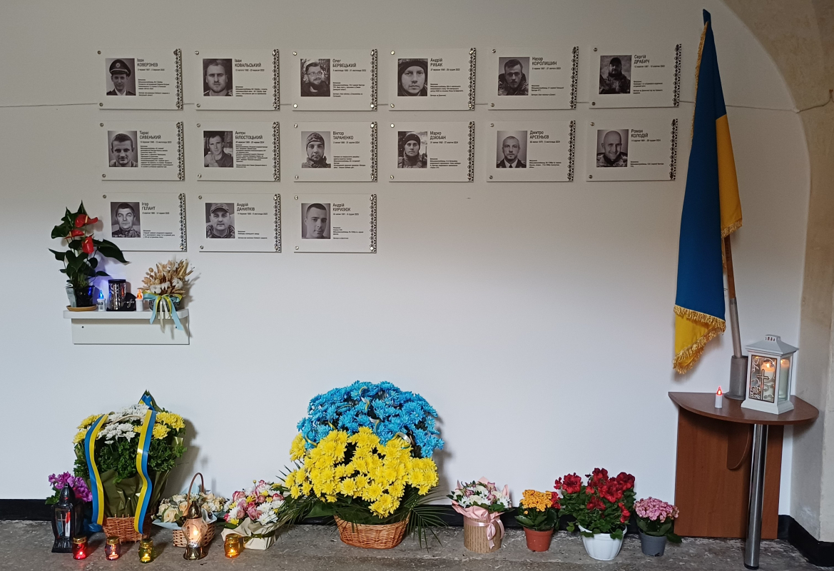 Фото з відкриття меморіальної таблиці