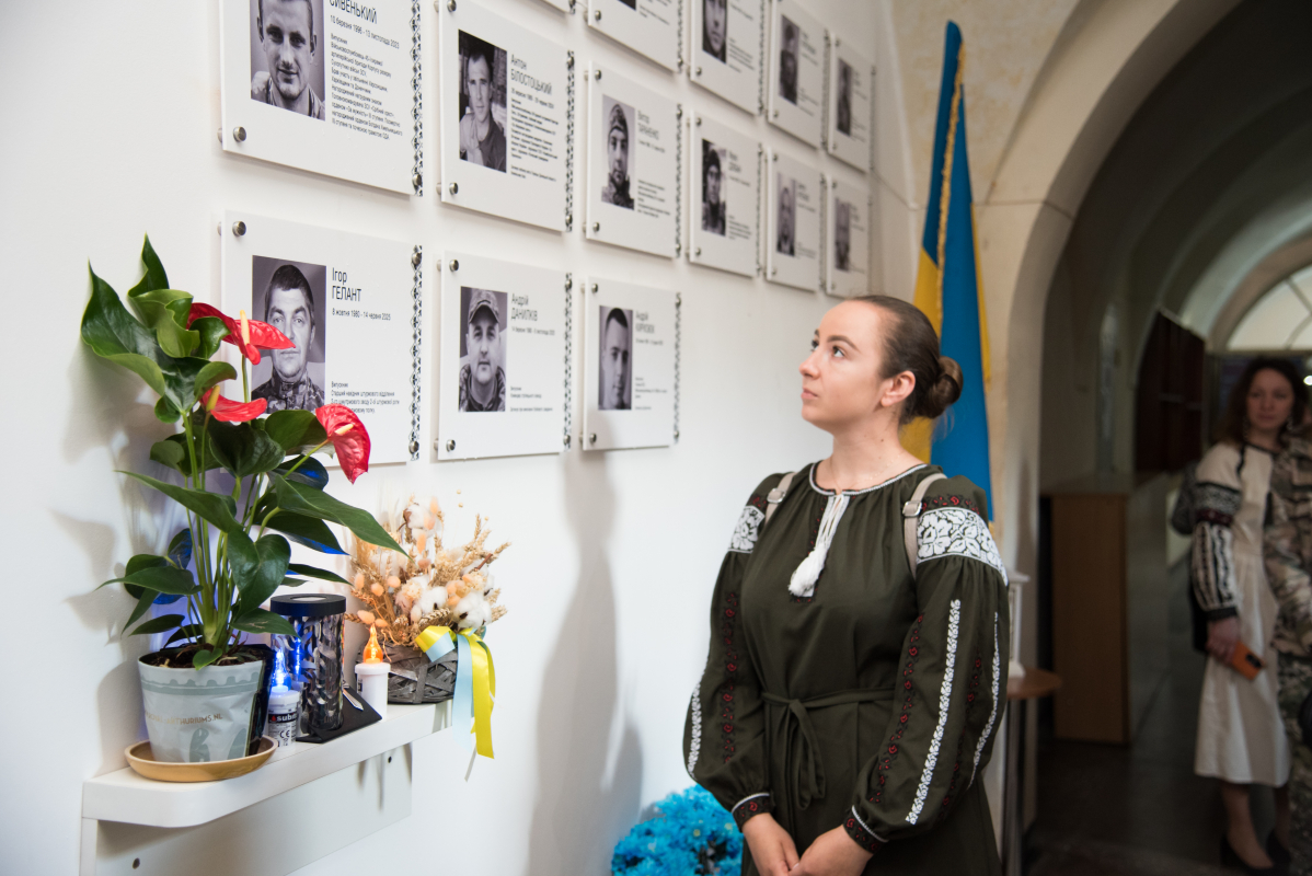 Фото з відкриття меморіальної таблиці