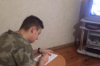 студент пише диктант