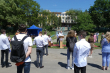 вручення дипломів випусникам на стадіоні
