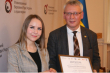 Вікторія Назаренко одержує нагороду