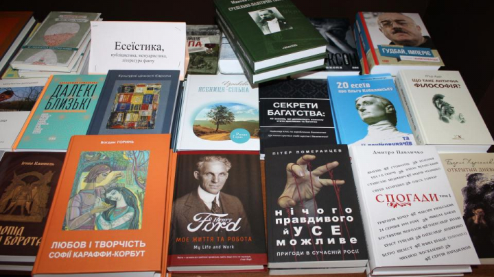 книги на вітрині