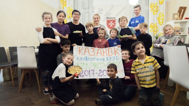 Чан Куок Кхань навчав дітей готувати в’єтнамські страви