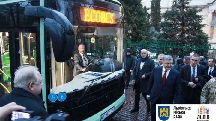Президент здійснив поїздку електробусом, розробленим політехніками