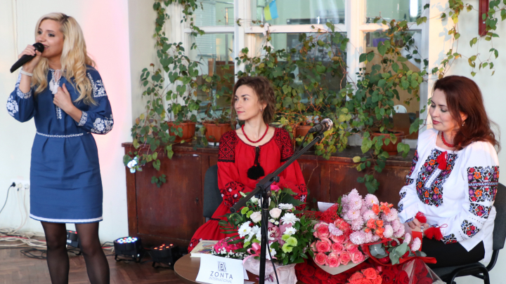 В НТБ презентували поетичну збірку «Невпіймана вітрами»