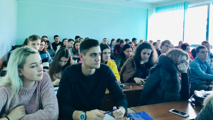 в аудиторії