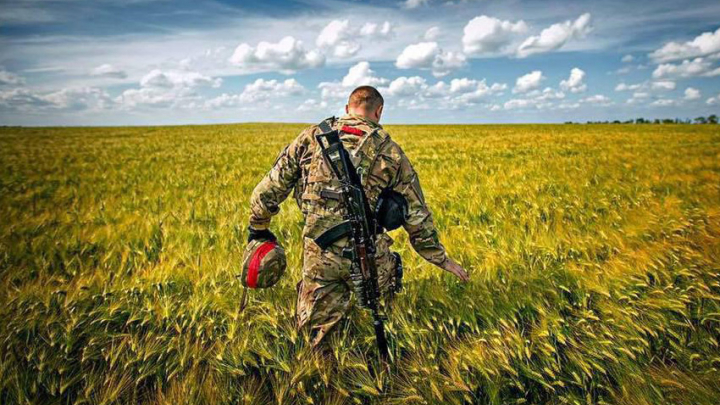 солдат серед житнього поля