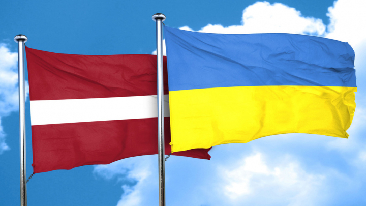 прапори Латвії та України