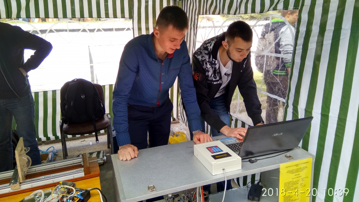 Студенти групи КІСК-11 Андрій Славитяк і Святослав Чернецький демонструють роботу системи керування рекуператором