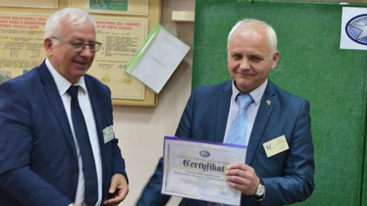 Лєшек Ф. Коженьовскі вручає  сертифікат члена European Association for Security
