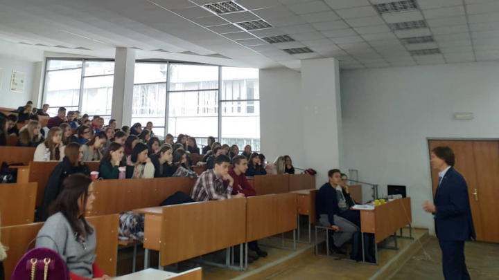 Керівник Львівського офісу KPMG проводить презентацію для студентів ІНЕМ