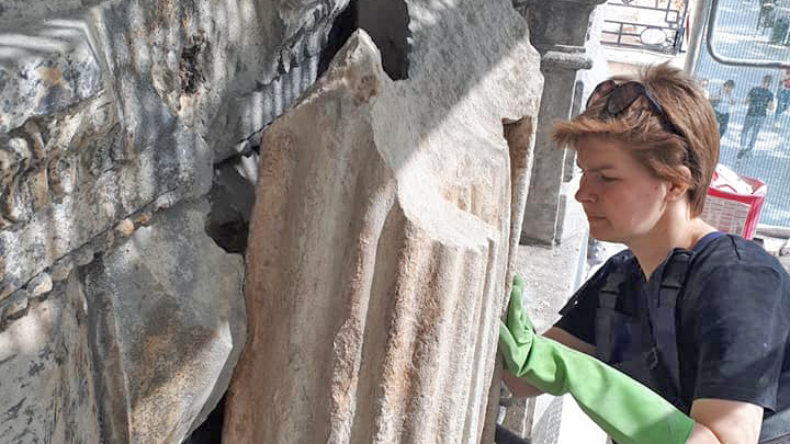Дарина Лисюк проводить реставраційні роботи Чорної кам’яниці, що на площі Ринок, 4