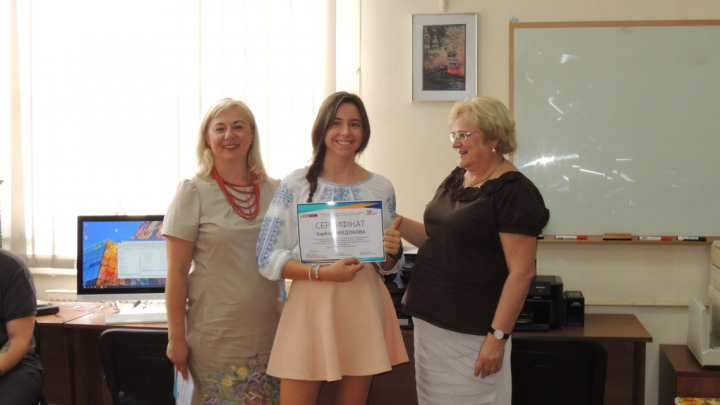 Ірина Ключковська та Оксана Горда зі студенткою