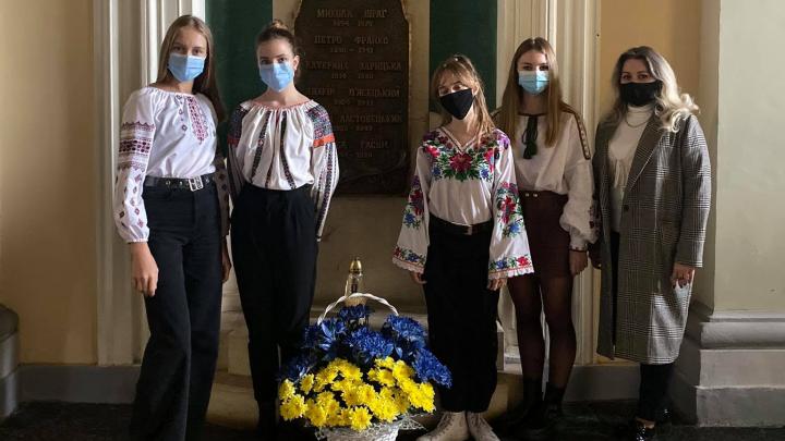 Учні Львівської академічної гімназії поклали квіти до меморіальної дошки у головному корпусі Університету