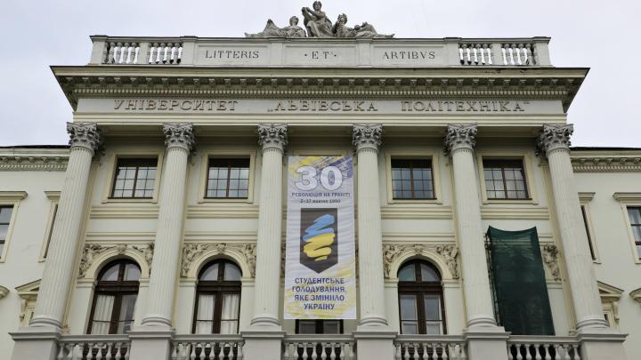 фасад університету