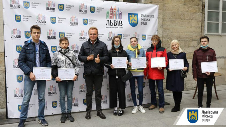 Мер Львова Андрій Садовий з кількома володарями премій