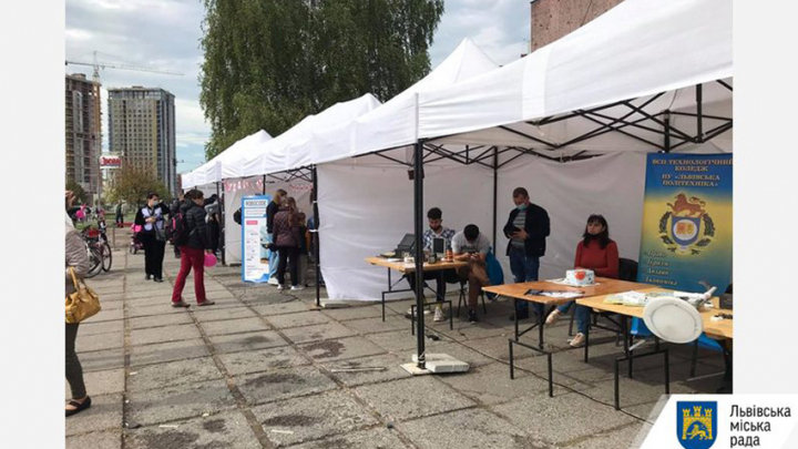 Представники Технологічного коледжу під час фестивалю «Наукові пікніки»