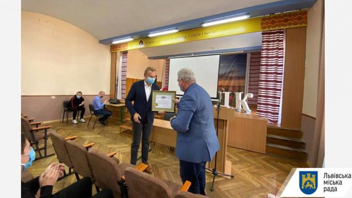 Андрій Садовий вручає диплом