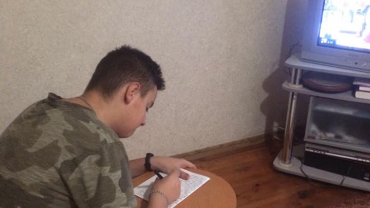 студент пише диктант