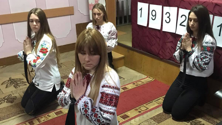 Фото з виховної години, присвяченої пам’яті жертв Голодомору