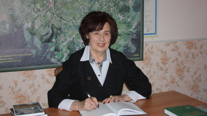 Професорка Христина Бурштинська за столом