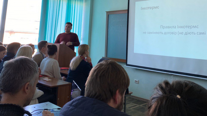Руслан Велещук читає лекцію