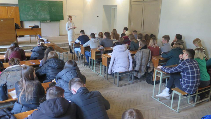 Наталя Вікторівна Чорнописька в аудиторії з студентами