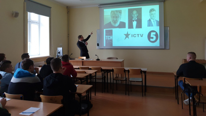 Мар’ян Лопата читає лекції для студентів польського університету