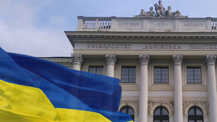 прапор України перед будівлею Політехніки