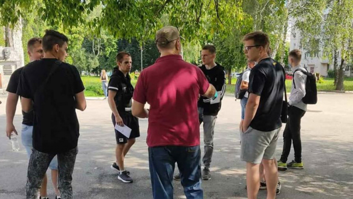 працівник кафедри агітує випусників