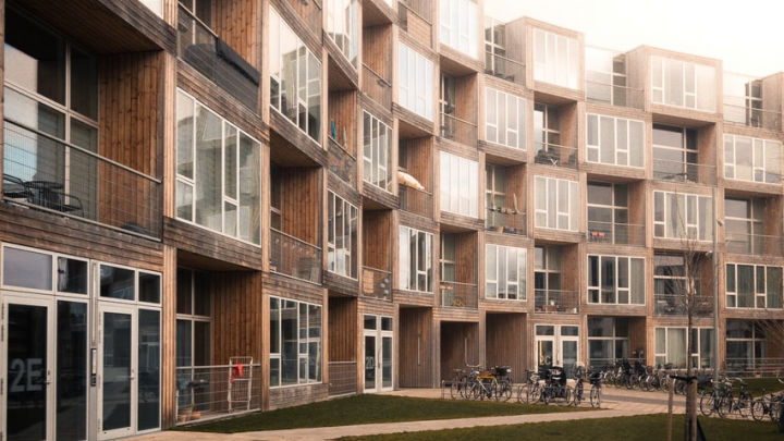 студентський гуртожиток з велосипедами