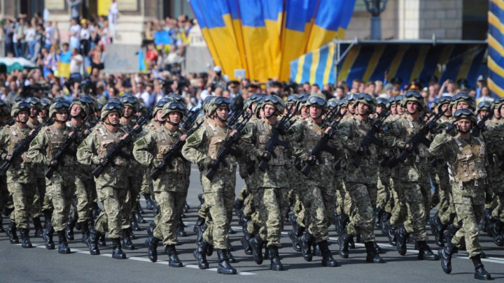 колона солдат на військовому параді в Києві