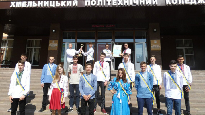 фото нових студентів на порозі Хмельницького політехнічного коледжу