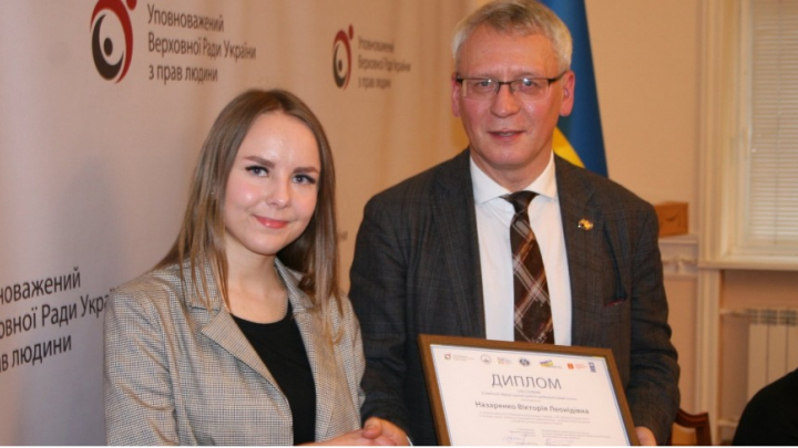 Вікторія Назаренко одержує нагороду