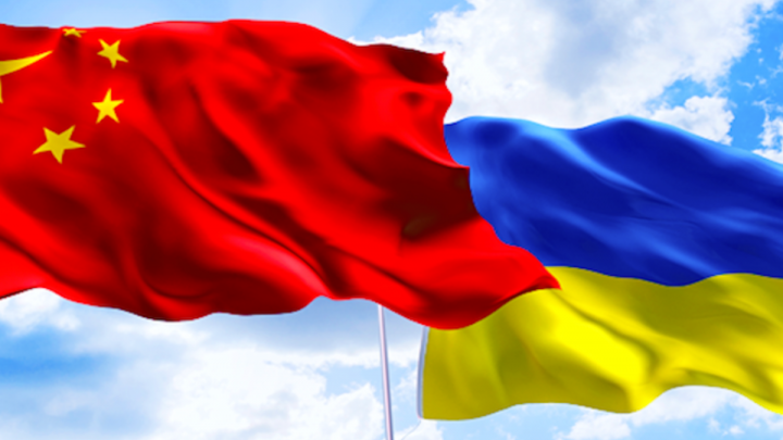 Прапори КНР та України