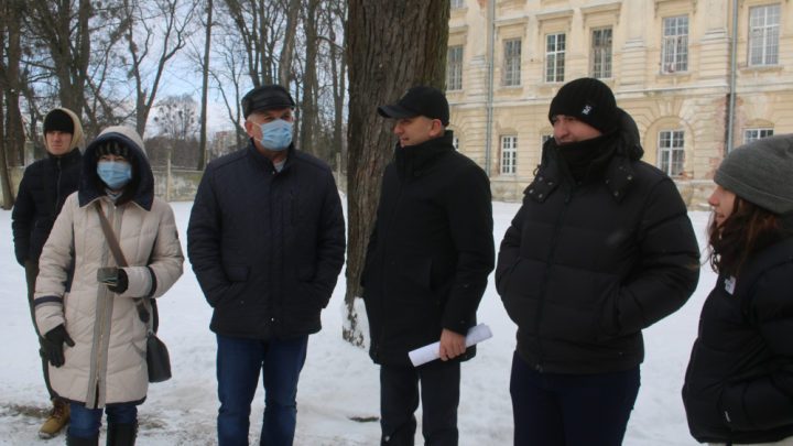 Фото із заходу