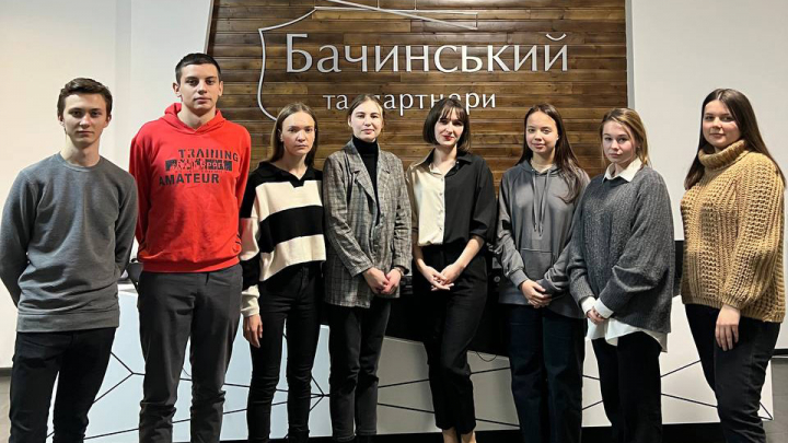 Фото із заходу