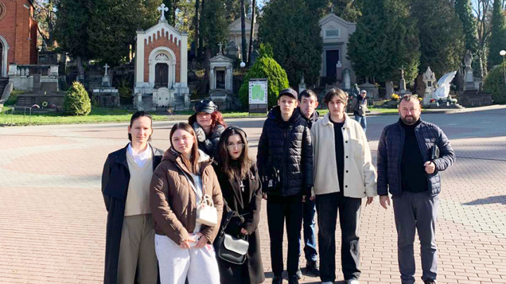 Фото із заходу