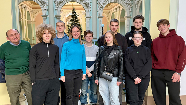 Фото із заходу