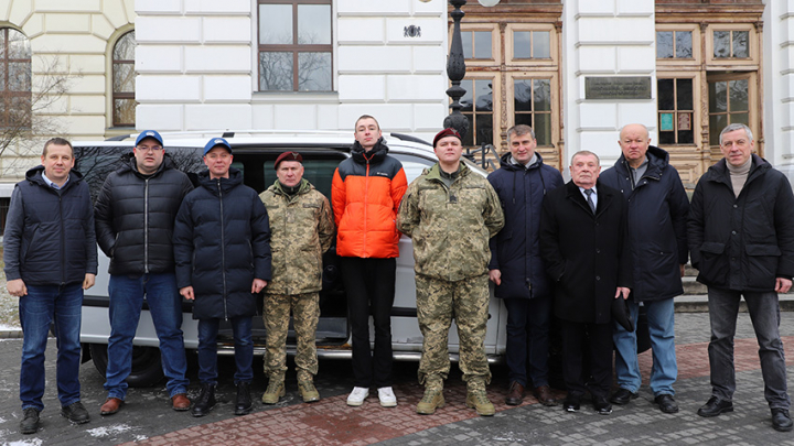 Фото з передавання авто для ЗСУ