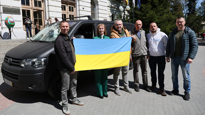 Фото з передавання авто для ЗСУ