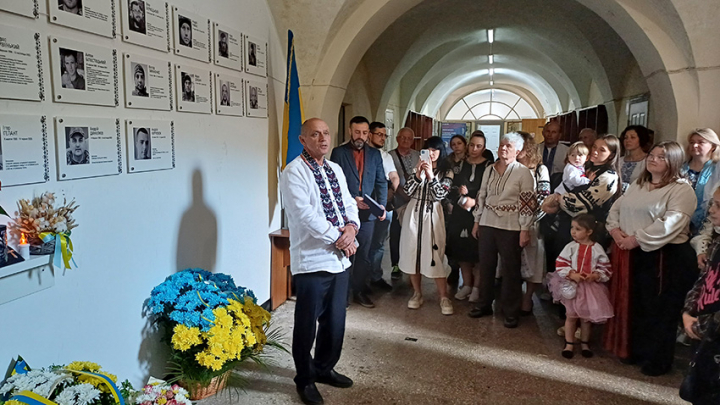Фото з відкриття меморіальної таблиці