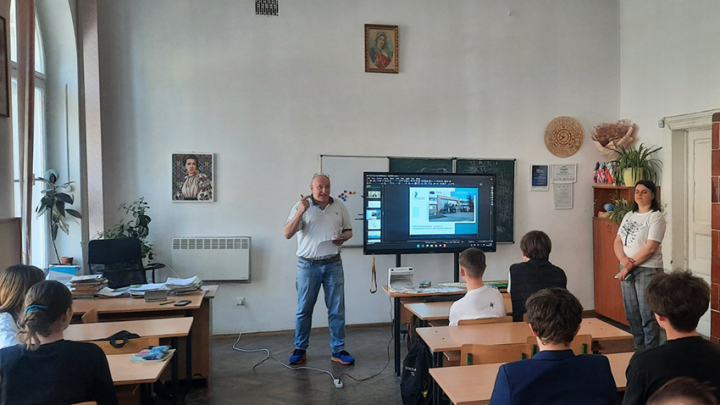 Фото із заходу